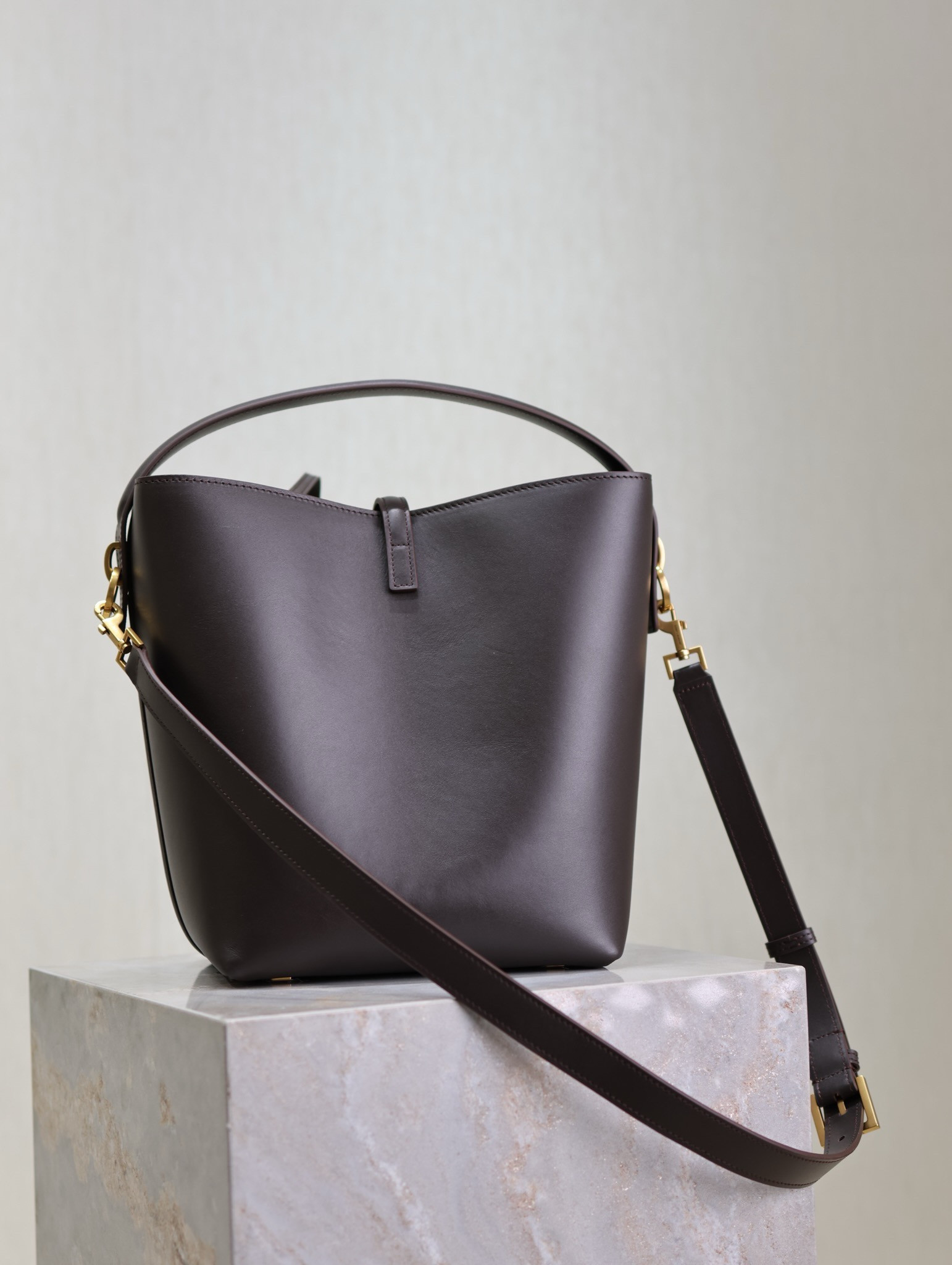Y*L le 37 in shiny leather 26x20x12cm