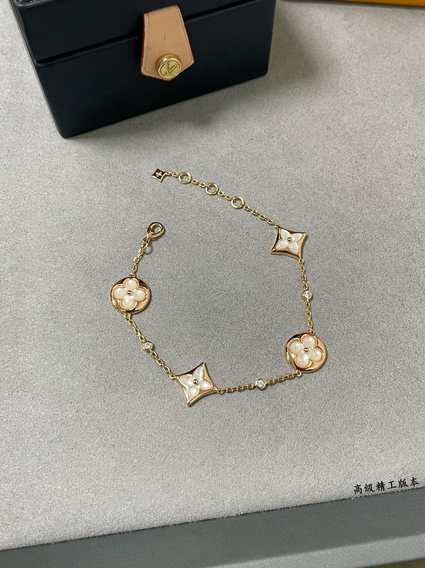l0*is V*t0n four-flower high-end mother-of-pearl bracelet