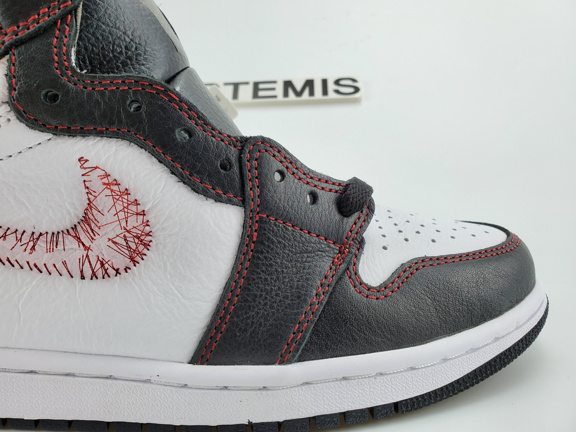 Air Jordan 1 Retro High OG Defiant