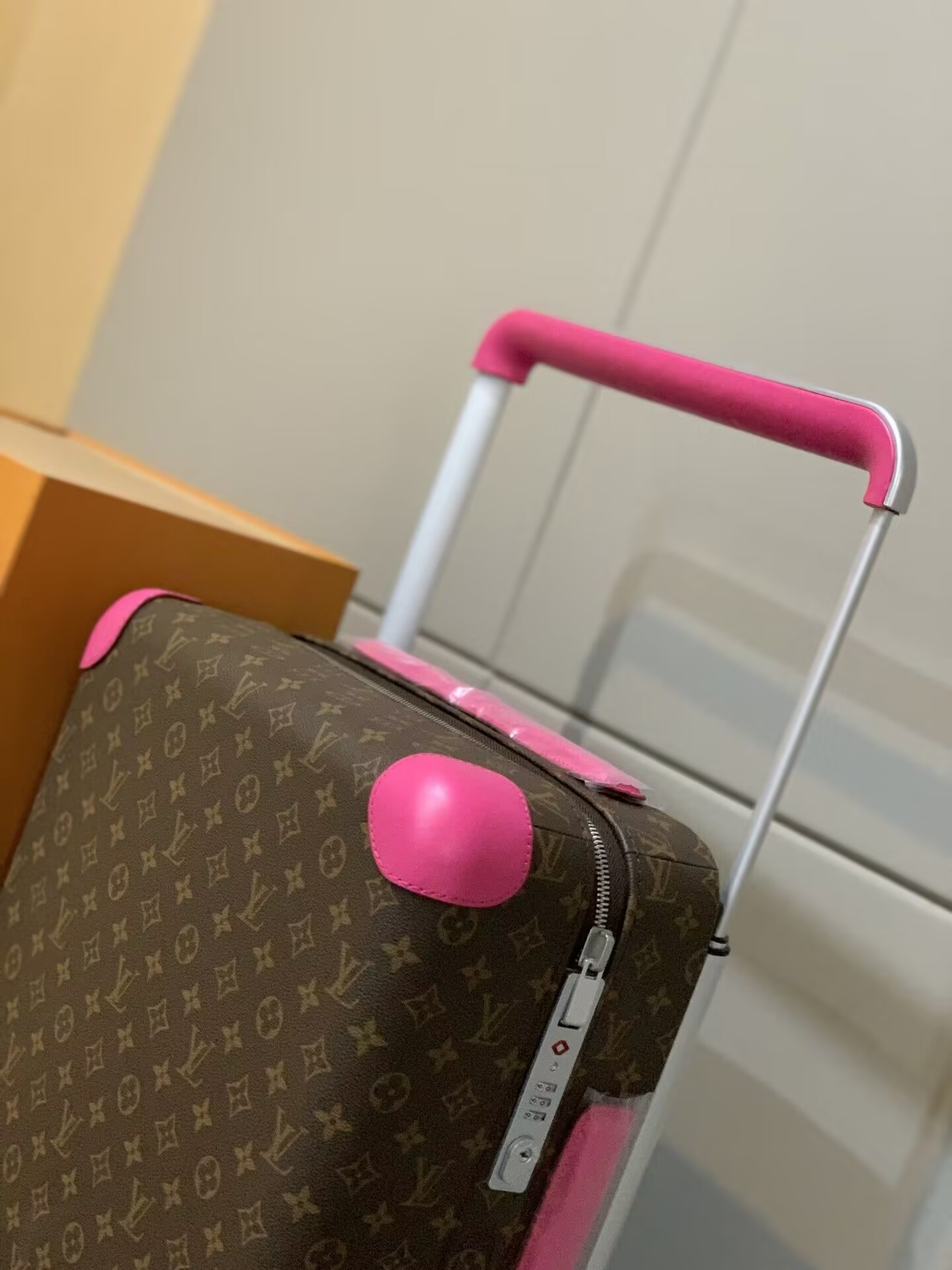 l0*is V*t0n lv horizon 55 colormania fuchsia m46780 15 x 21.7 x 8.3 inches