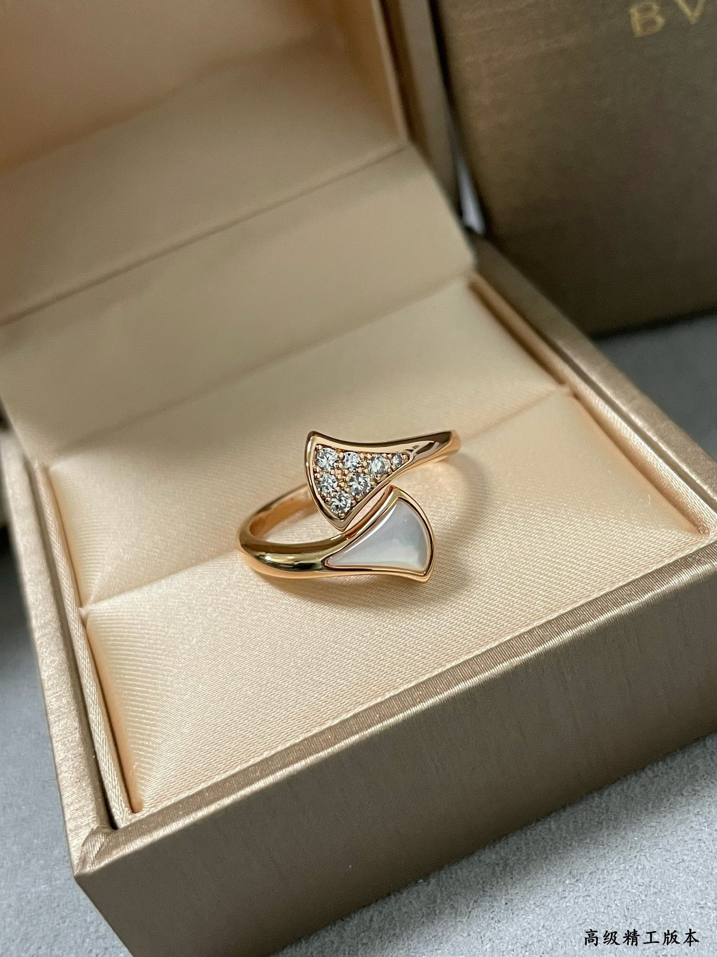B*l*ai white mother-of-pearl scalloped skirt ring