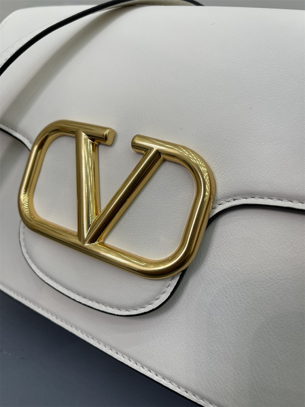 Va1e*ntin0 garavani locÒ calfskin shoulder small bag 22 x 16  x 7 cm