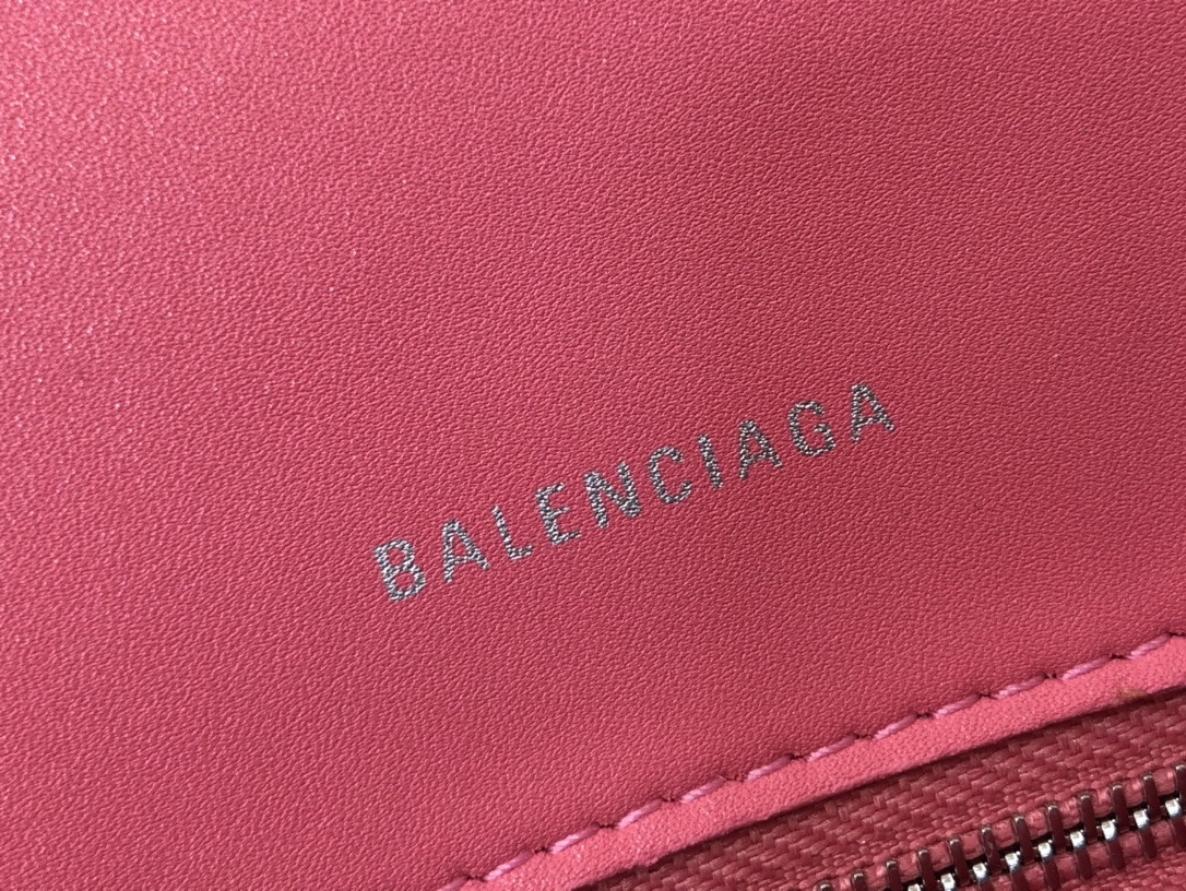 Ba*len*cia*ga women