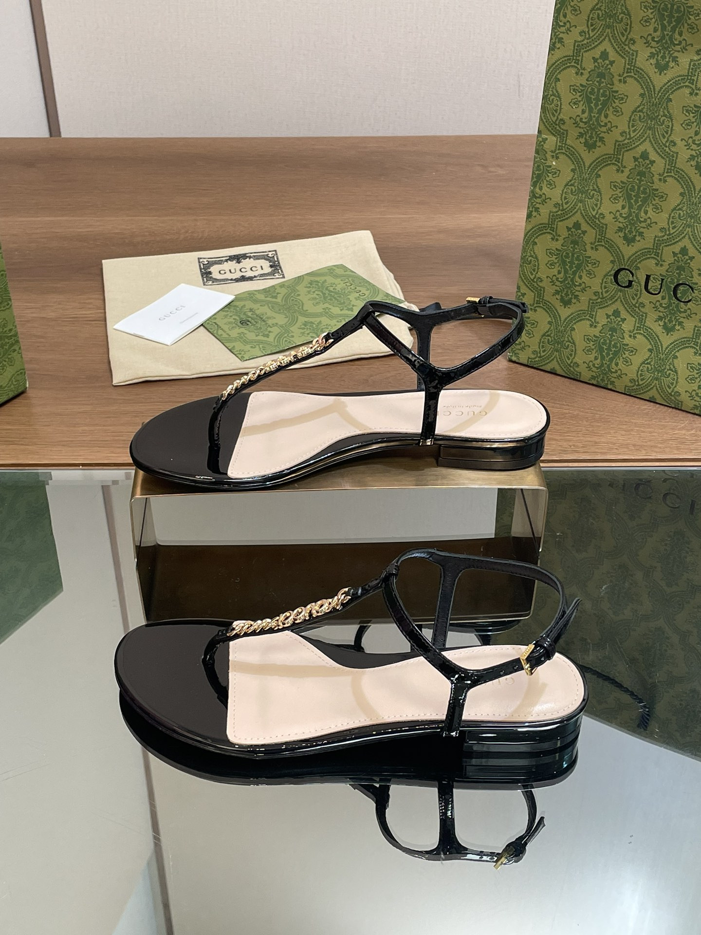 ua G*u*i signoria thong sandal