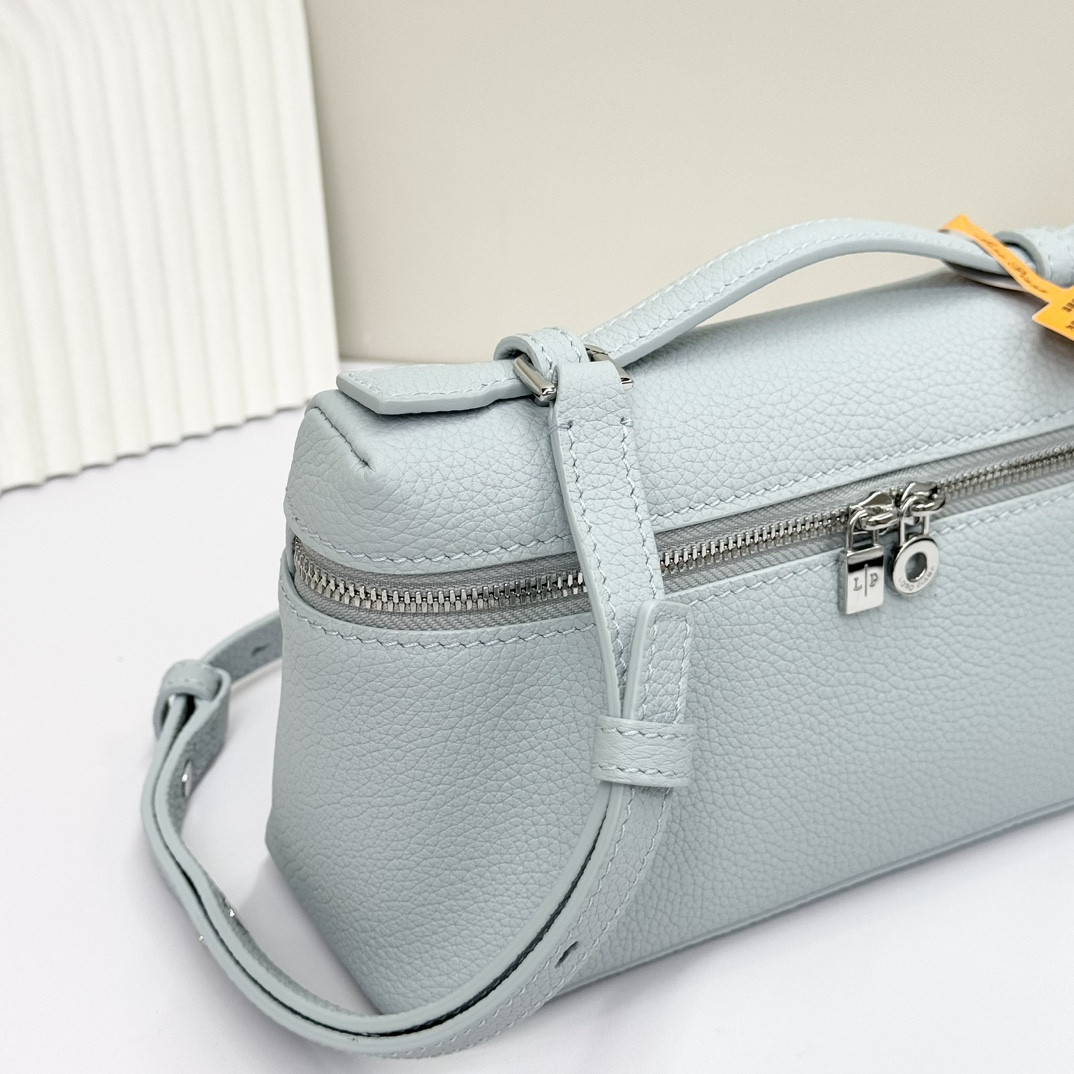 L**o p*ana extra pocket l19 grained calfskin 11 x 19 x 6.5 cm