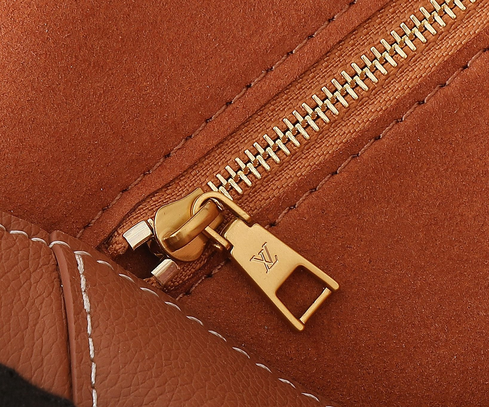 LV Soft Twist M24640 10.6 x 7.5 x 3.5 inches