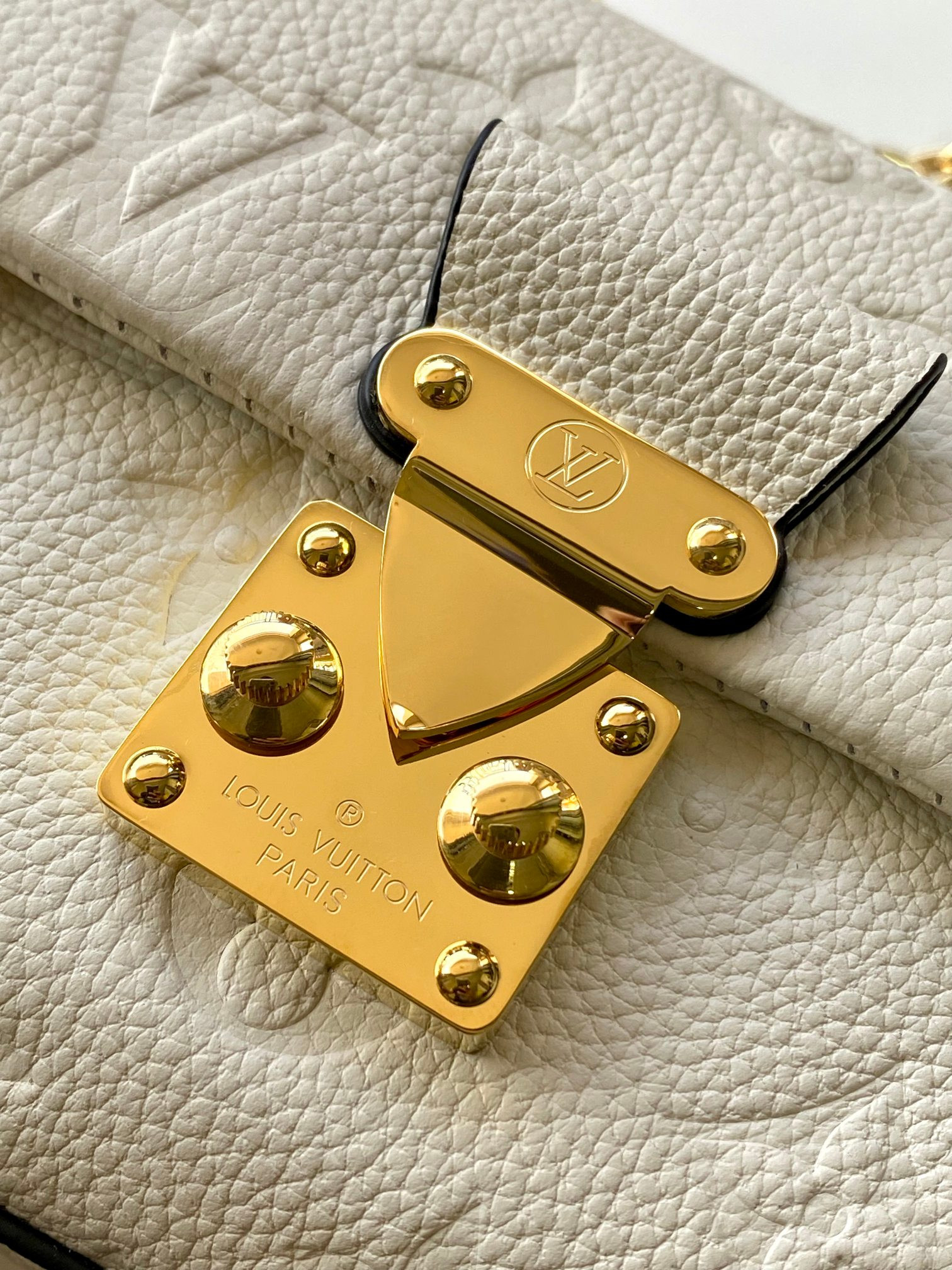 LV Nano Madeleine M12145 12.5 x 6 x 21cm