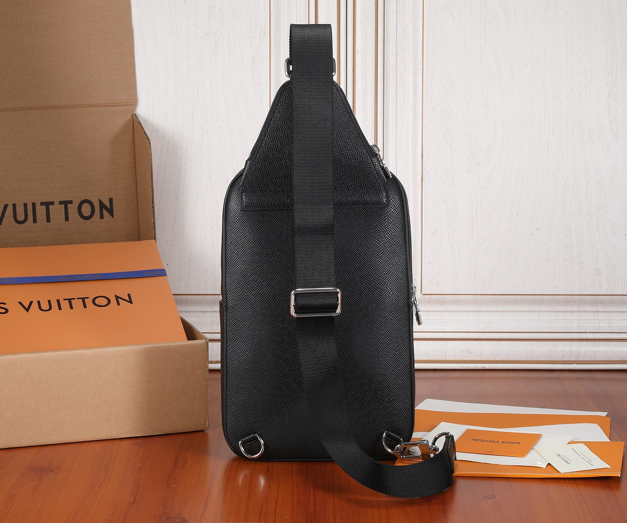 LV Avenue Sling Bag M30863 20 x 31 x 7 cm