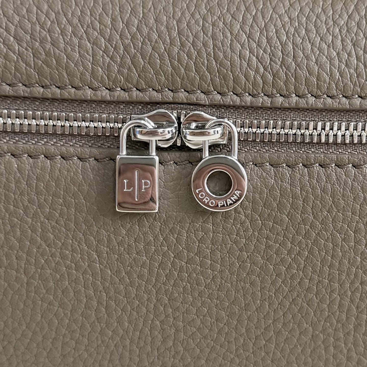 L**o p*ana extra pocket l19 grained calfskin 11 x 19 x 6.5 cm