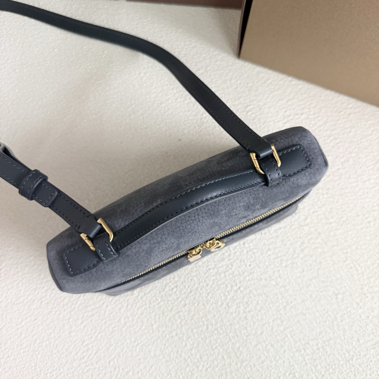 L**o p*ana extra pocket l19 grained calfskin 11 x 19 x 6.5 cm