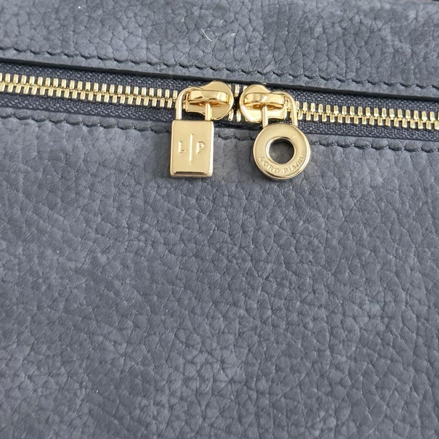 L**o p*ana extra pocket l19 grained calfskin 11 x 19 x 6.5 cm