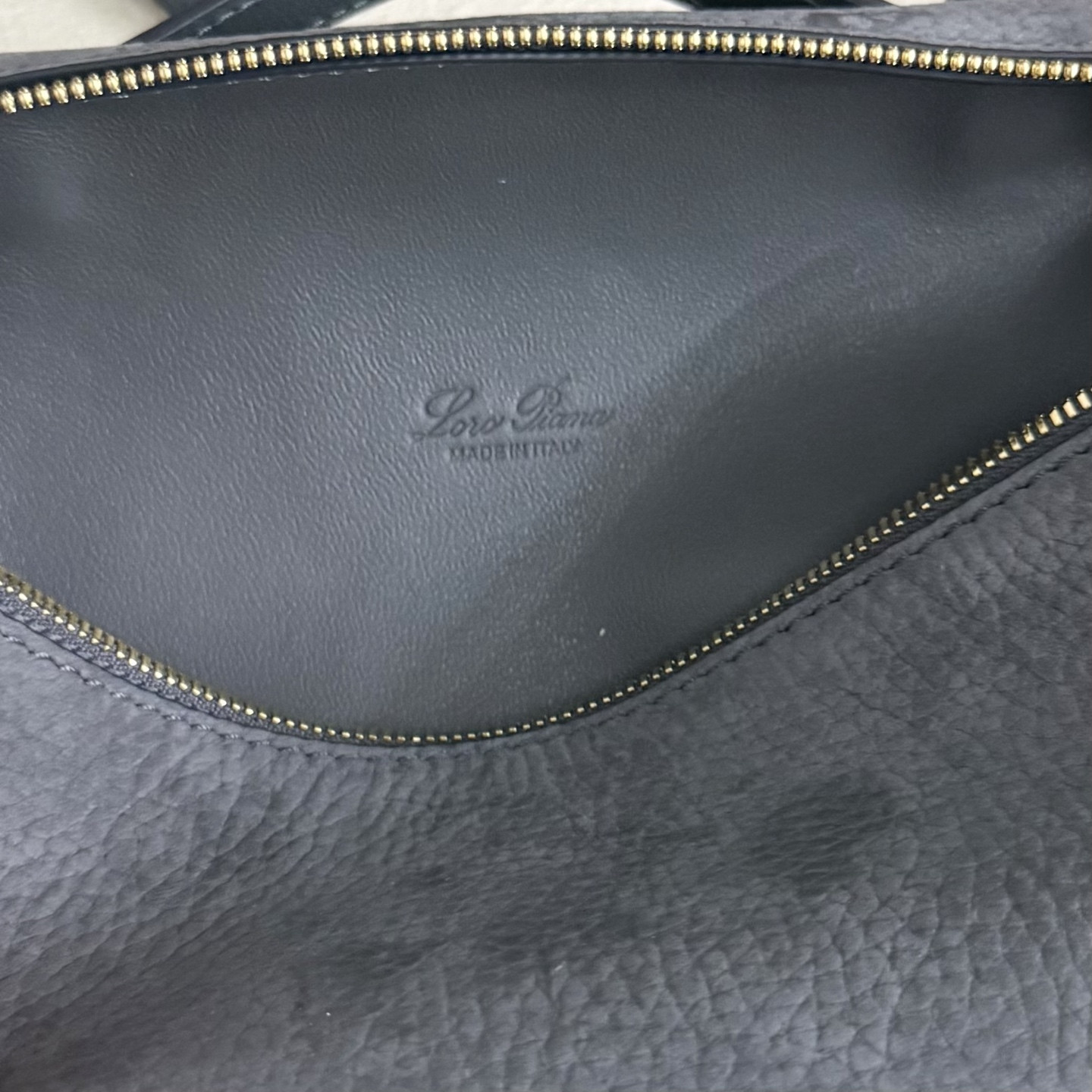 L**o p*ana extra pocket l19 grained calfskin 11 x 19 x 6.5 cm
