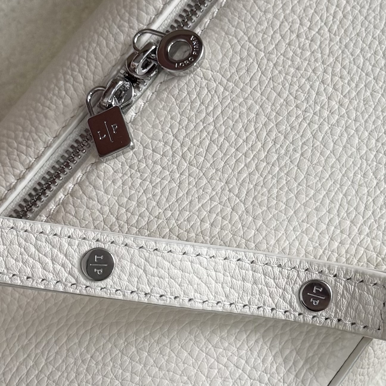 L**o p*ana extra pocket l19  grained calfskin 11 x 19 x 6.5 cm