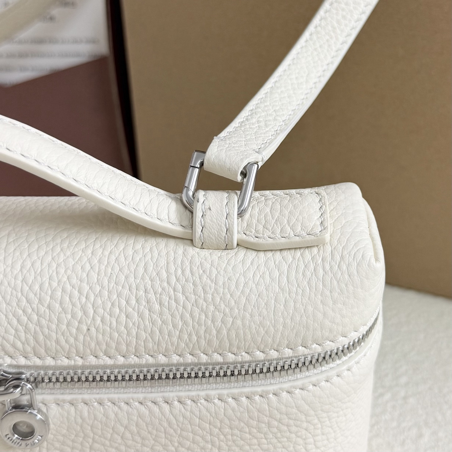 L**o p*ana extra pocket l19  grained calfskin 11 x 19 x 6.5 cm