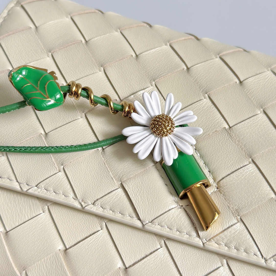 bo*te*ga Ve*ne*ta andiamo daisy pouch 12.6x19x2cm