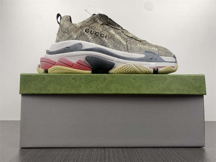 G*u*i*blcg triple s sneaker 677192 ulz10 9795