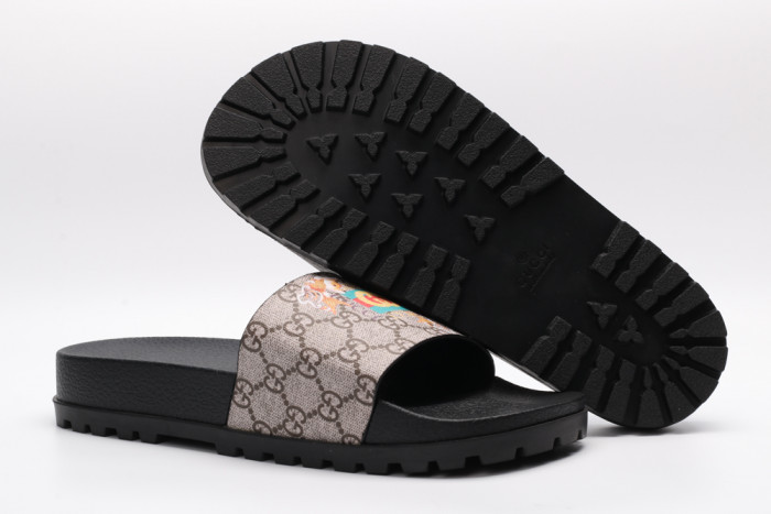 G*u*i slippers