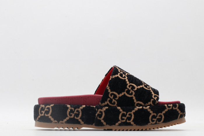G*u*i slippers