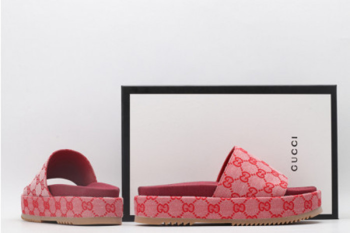 G*u*i slippers