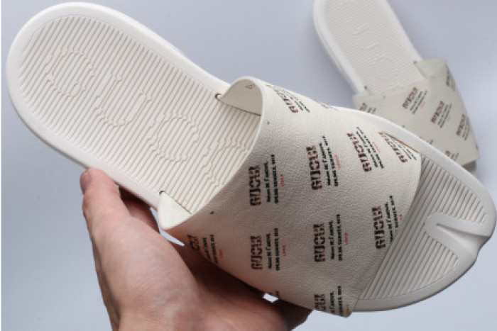 G*u*i slippers