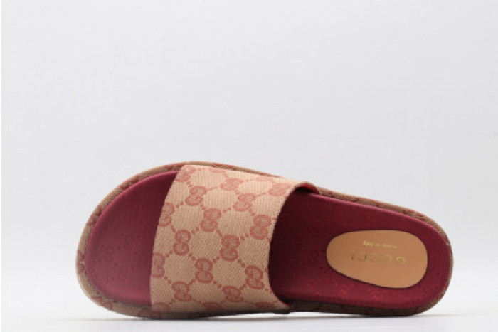 G*u*i slippers
