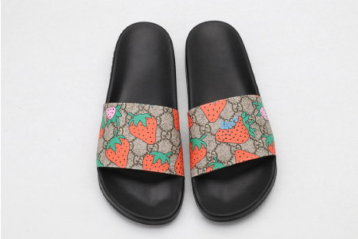 G*u*i slippers