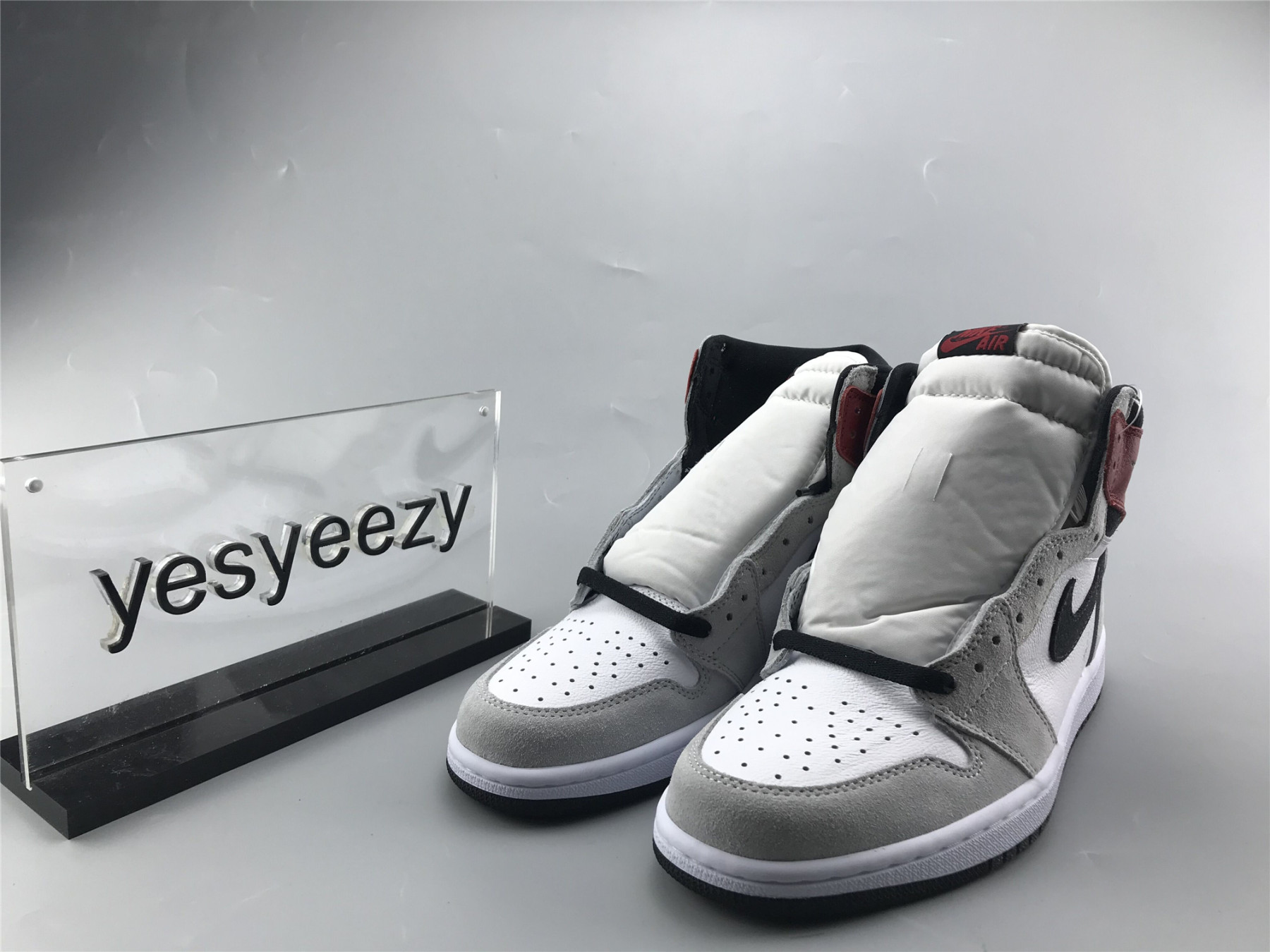 UA AIR JORDAN 1 RETRO HIGH LIGHT SMOKE GREY