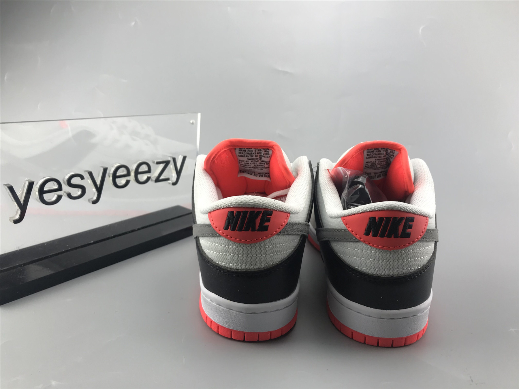 UA NIKE DUNK LOW SB "INFRARED"