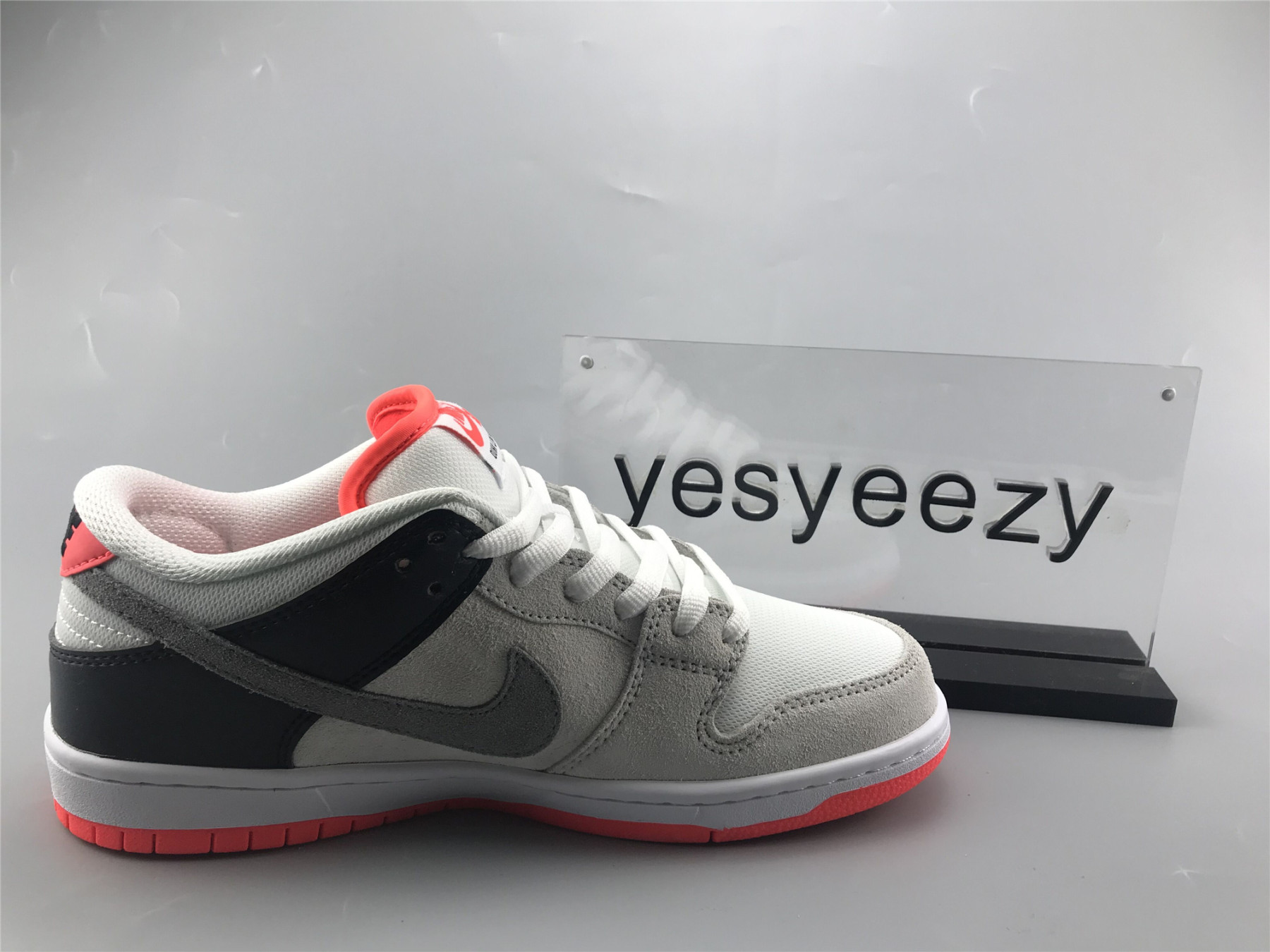 UA NIKE DUNK LOW SB "INFRARED"