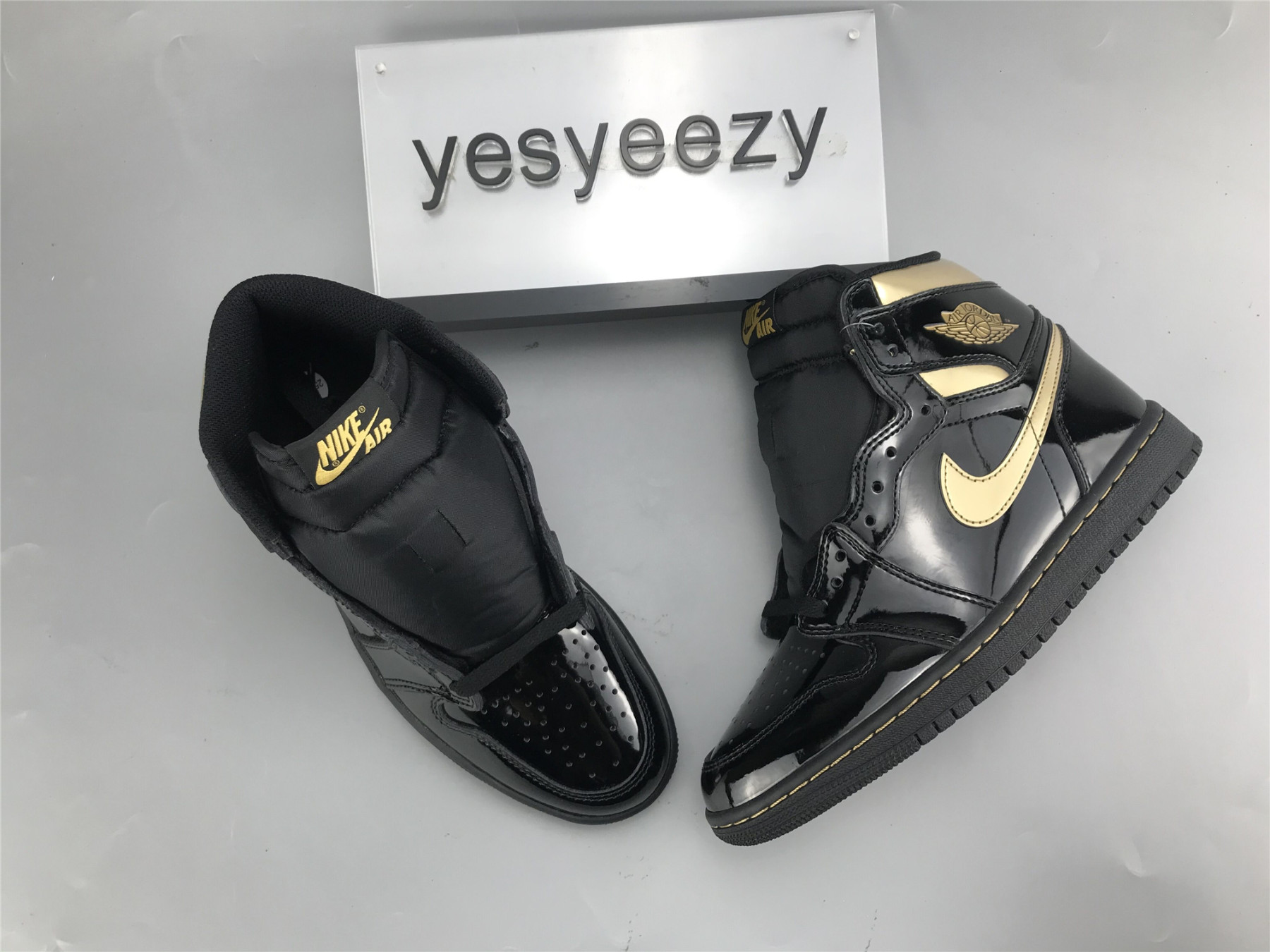 UA AIR JORDAN 1 RETRO HIGH OG BLACK METALLIC GOLD