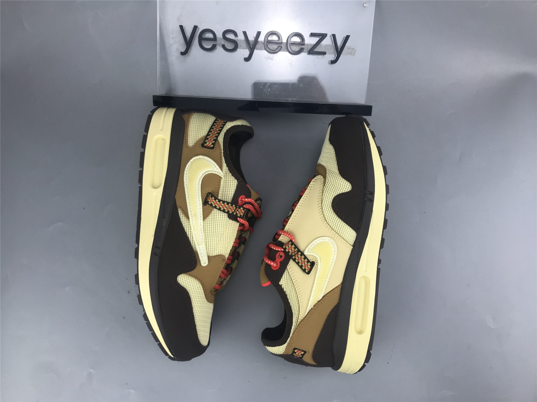 UA NIKE TRAVIS SCOTT X AIR MAX 1 