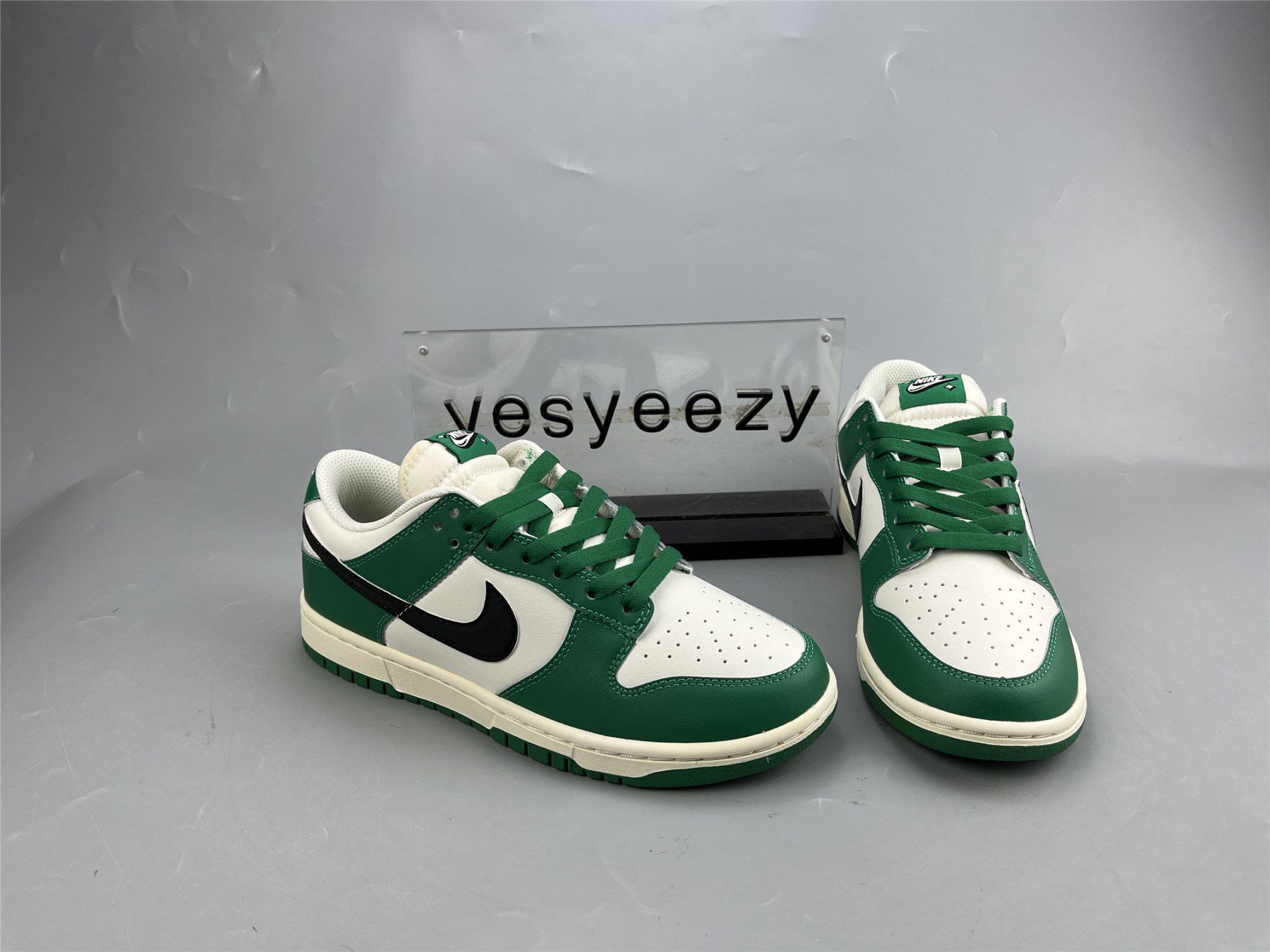 UA NIKE DUNK LOW SE 