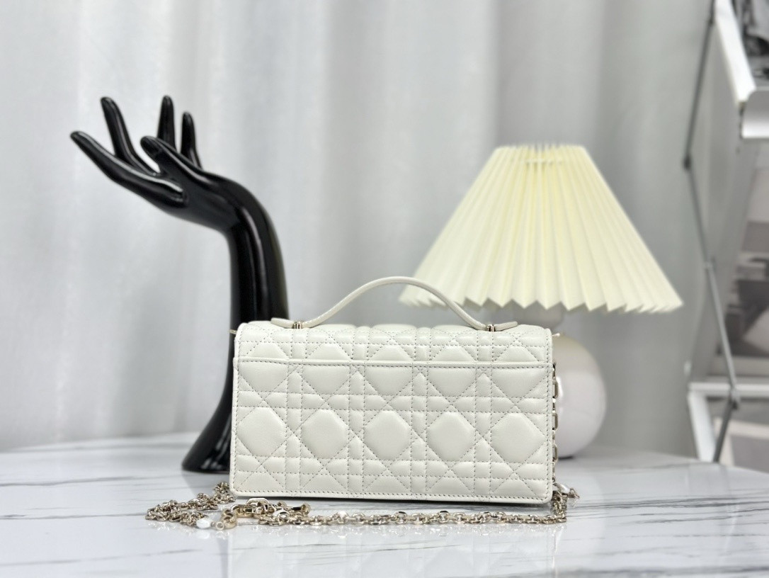 MISS D10r MINI BAG Latte Cannage Lambskin S0980ONMJ_M030 21 x 11.5 x 4.5 cm