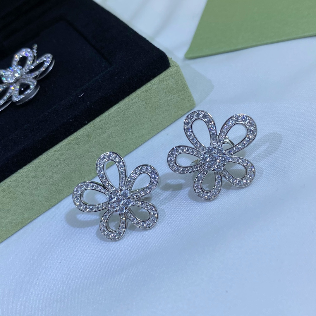 V*n Cl**f & Arpels D1am0nd flower earrings
