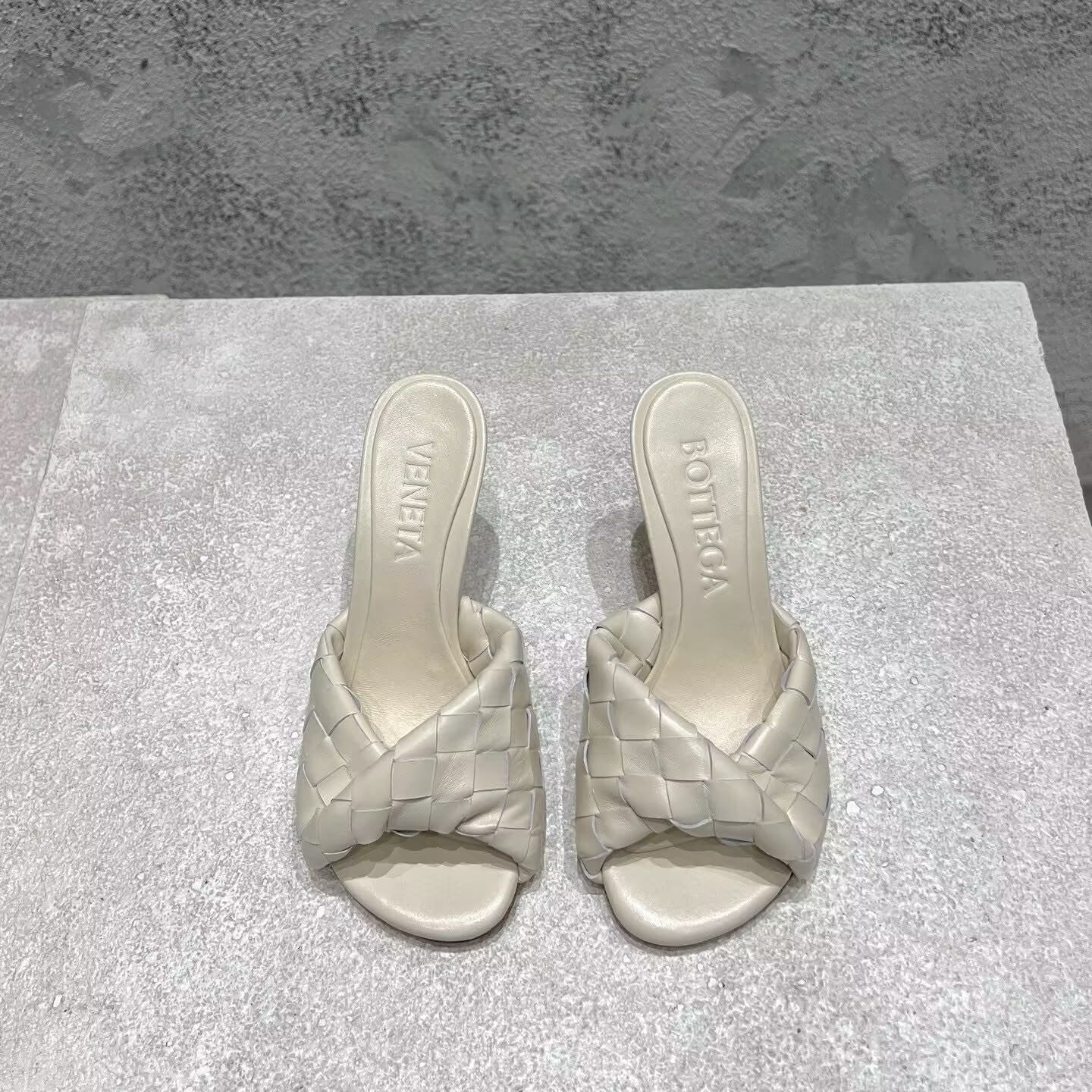 UA B0tt*ga Ven*ta Blink Slides