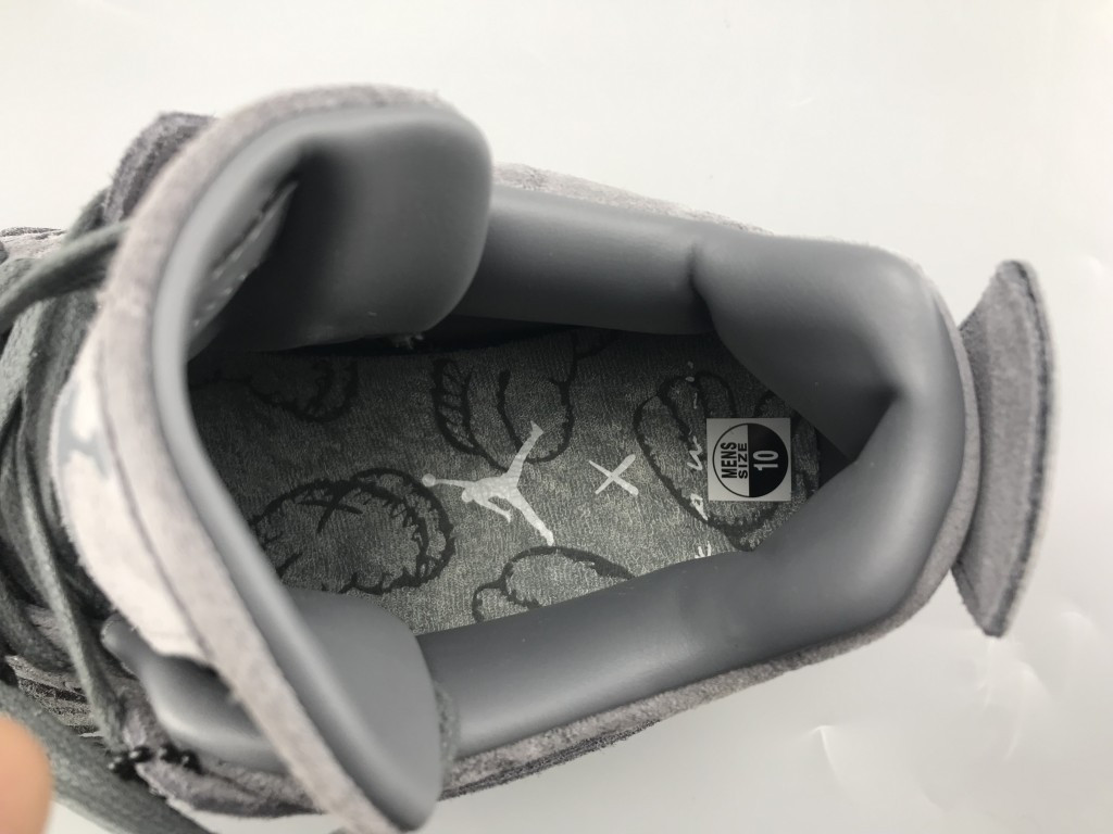 UA AIR JORDAN 4 RETRO KAWS "COOL GREY"