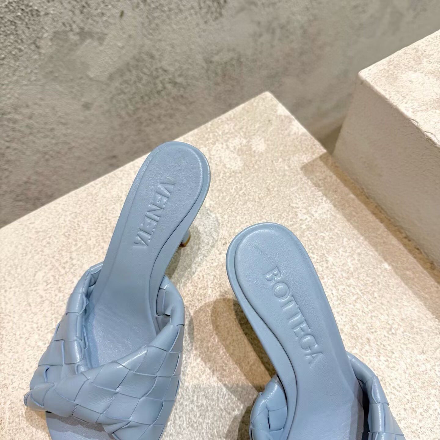 UA B0tt*ga Ven*ta Blink Slides