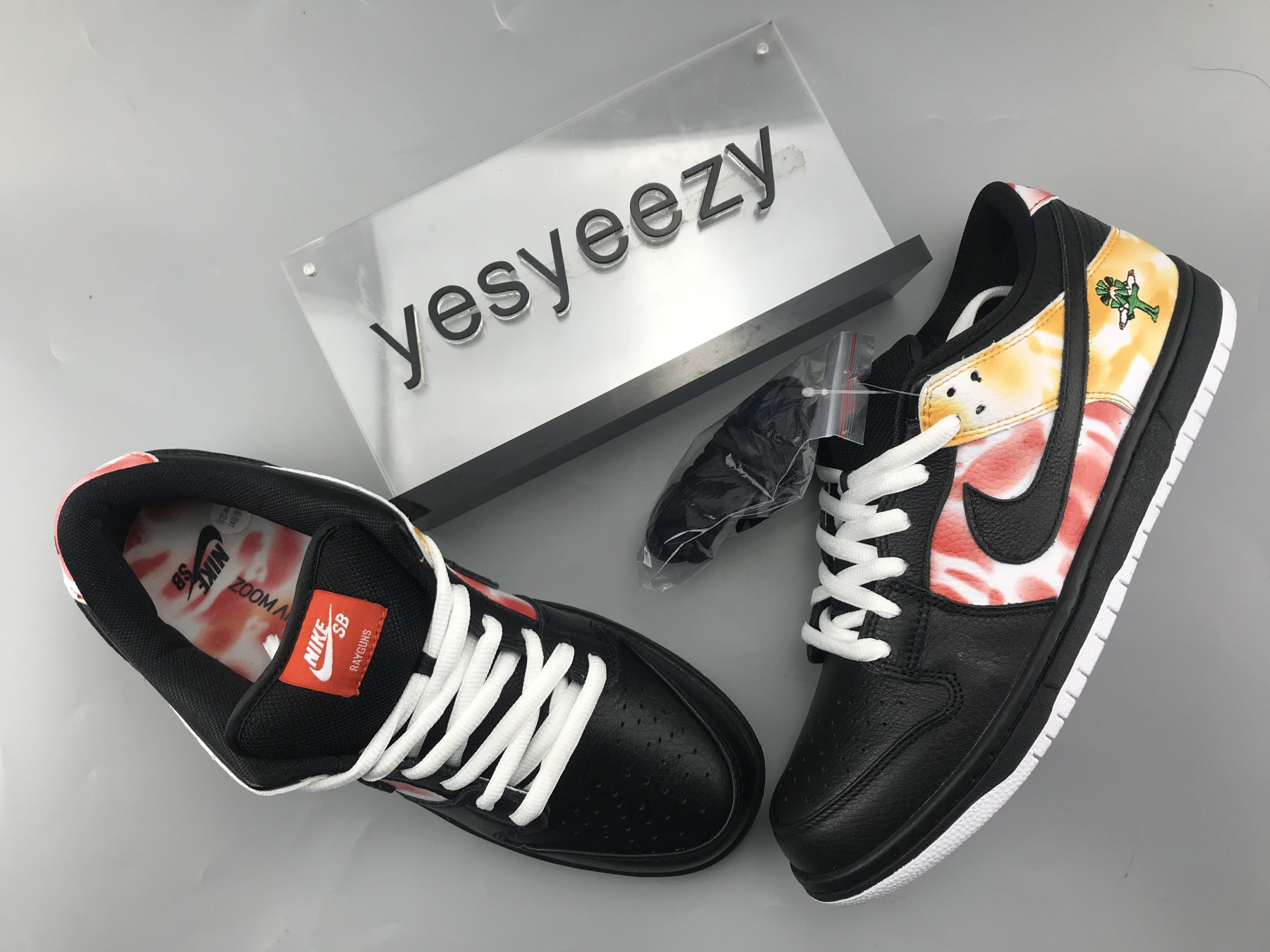 UA NIKE SB DUNK LOW PRO QS RAYGUN TIE-DYE BLACK