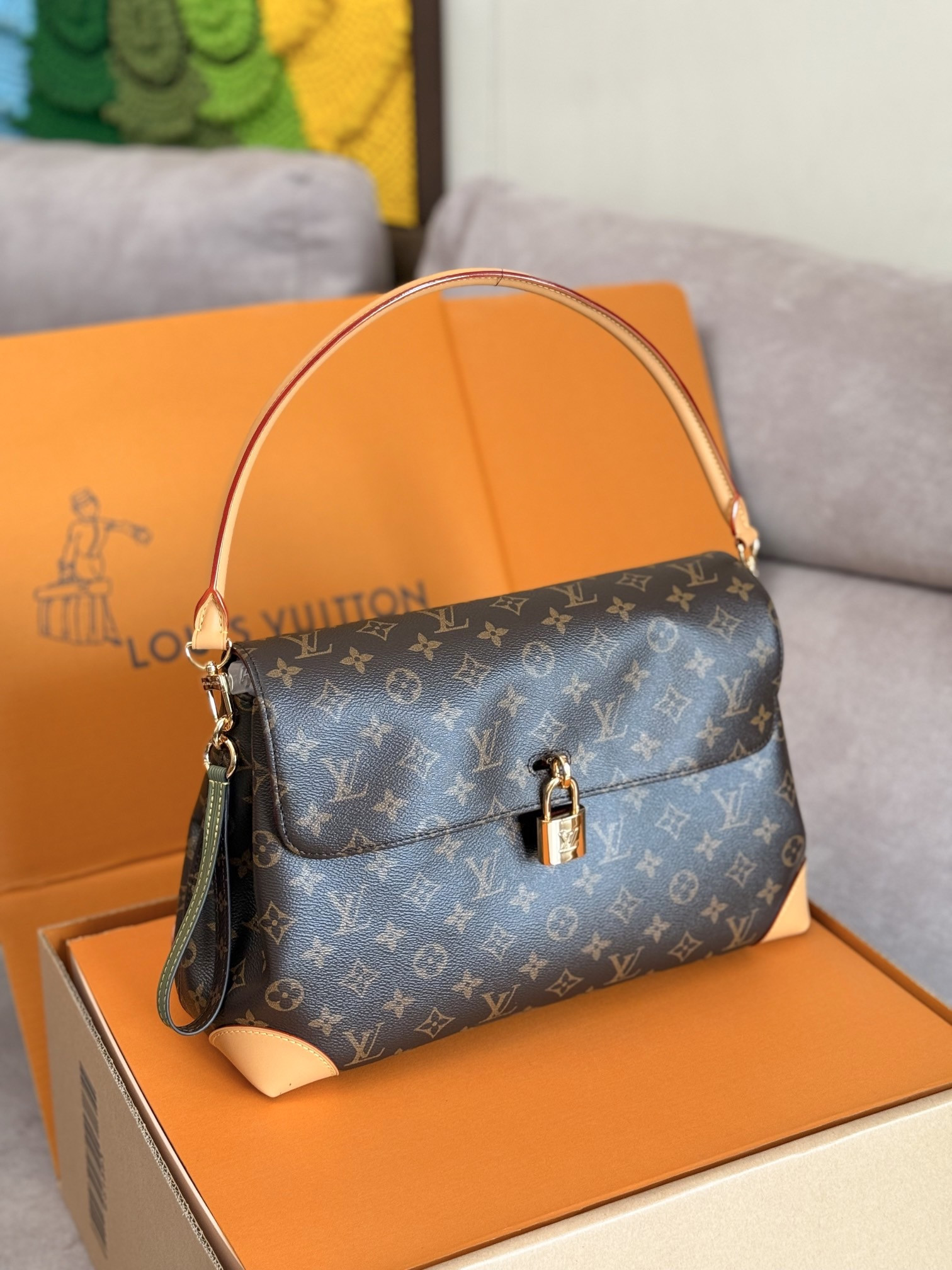 LV HIDE AWAY Medium Gloves M14473 26 x 18 x 36 cm