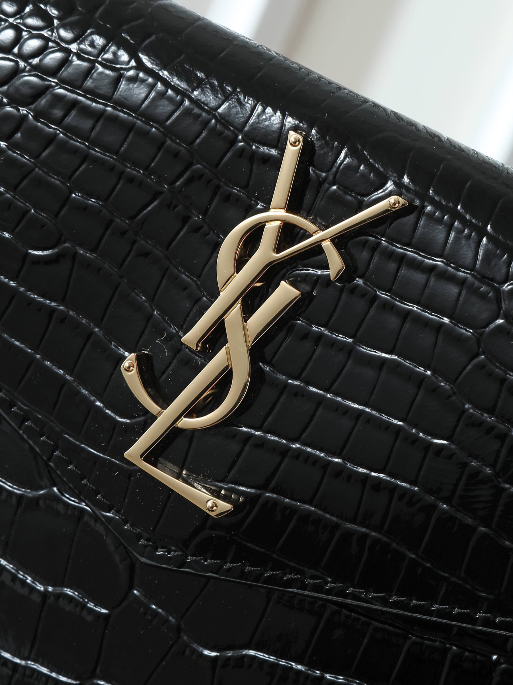 Y51 UPTOWN POUCH IN CROCODILE-EMBOSSED SHINY LEATHER BLACK 27 X 16 X 2 CM