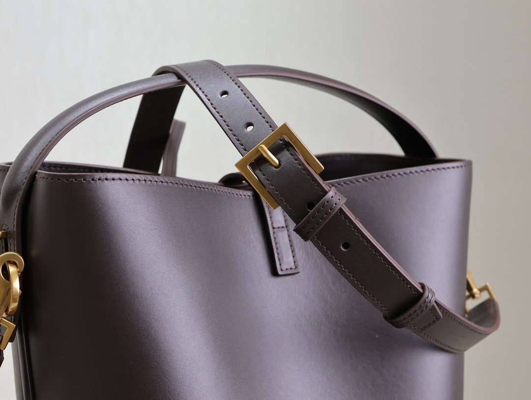 Y51 LE 37 In Shiny Leather 26x20x12cm