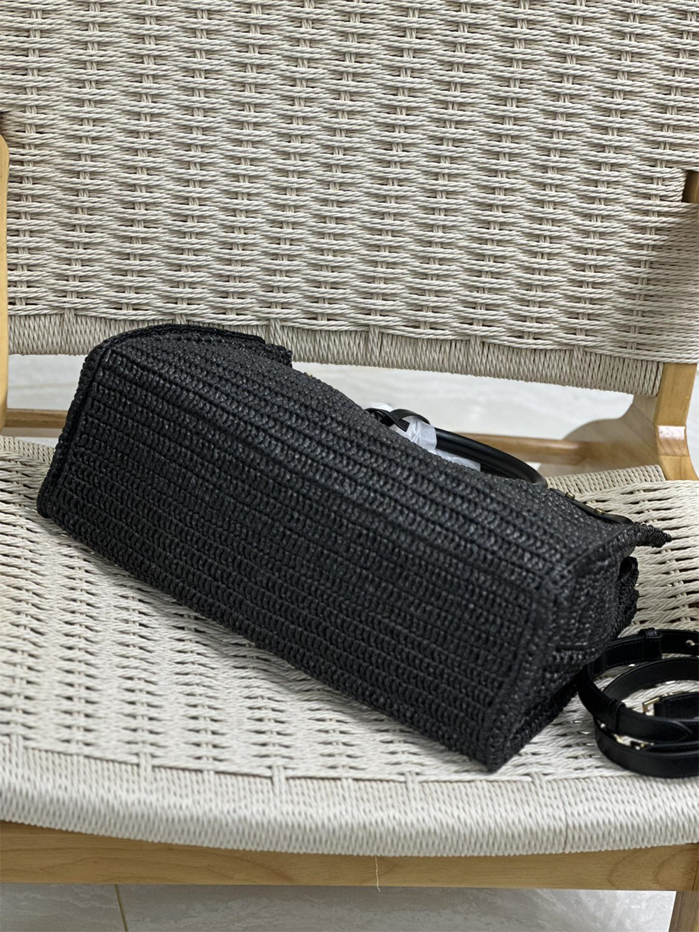Y51 SAC DE JOUR MEDIUM S*pPLE IN RAFFIA AND VEGETABLE-TANNED LEATHER BLACK