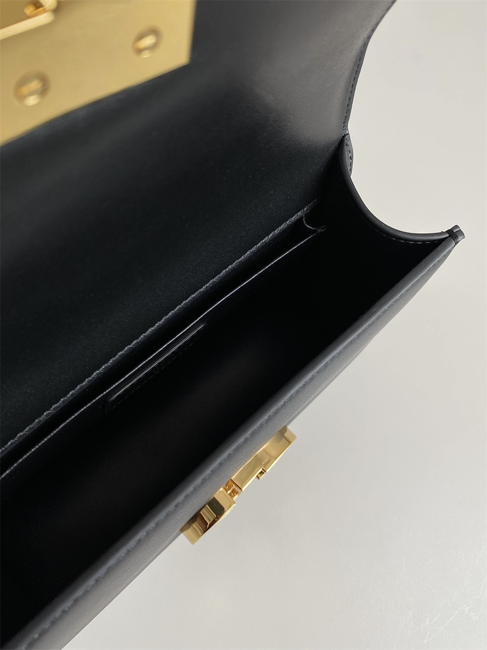 D10r 30 MONTAIGNE EAST-WEST BAG WITH CHAIN 21 x 12 x 6 cm / 8.5 x 4.5 x 2.5 inches