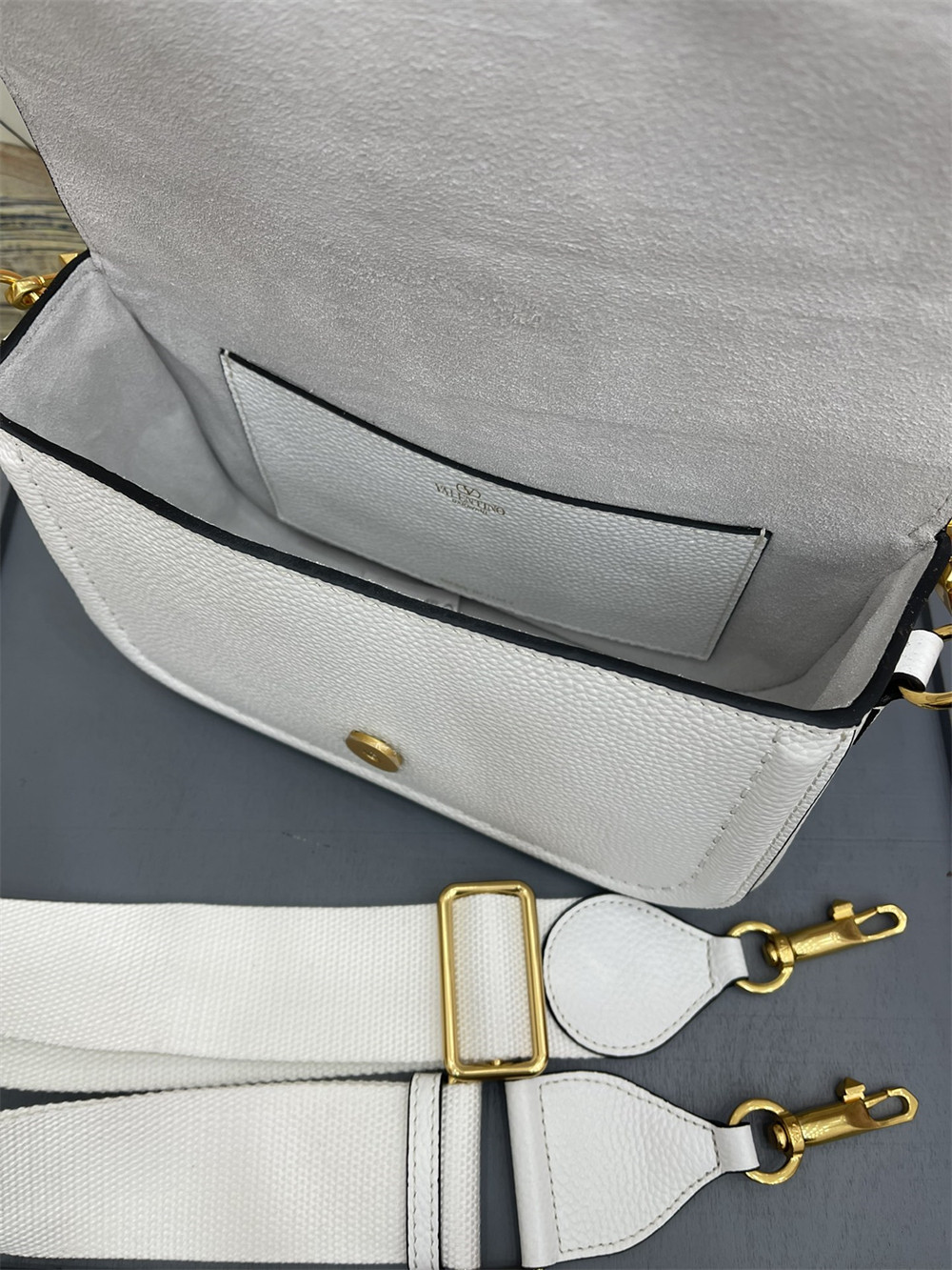 Va1e*ntin0 GARAVANI ALLTIME GRAINY CALFSKIN SHOULDER BAG IVORY 23.5x18X8cm