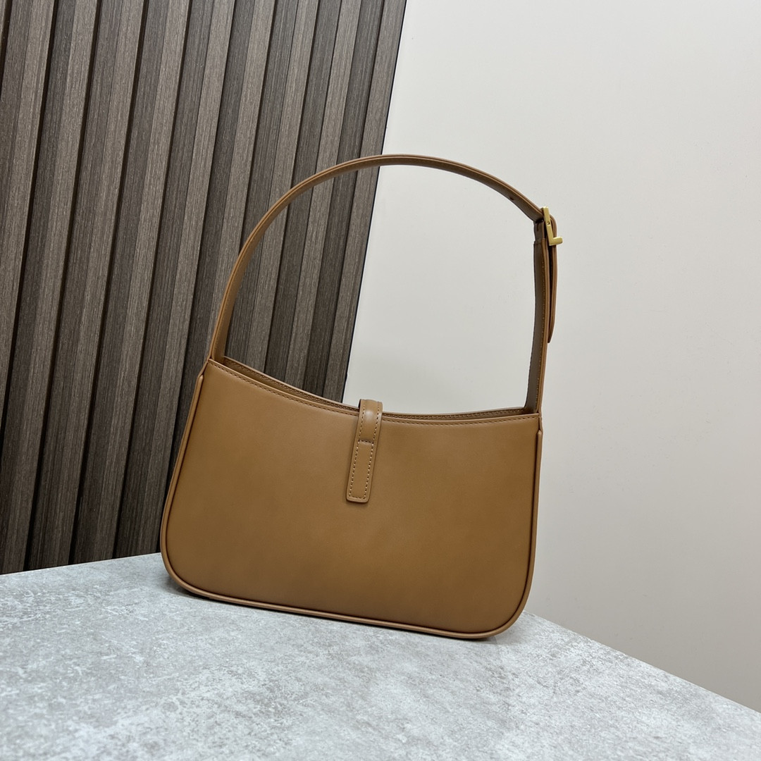 Y51 LE 5 À 7 IN SMOOTH LEATHER COFFEE 9 X 6.3 X 2.5 INCHES