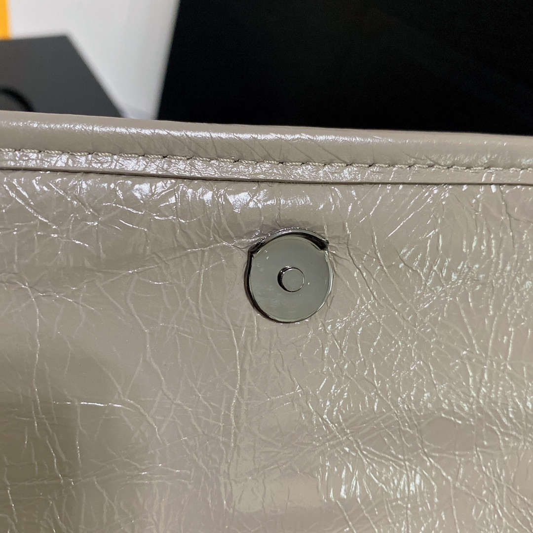 Y51 NIKI BABY IN VINTAGE LEATHER LIGHT GRAY 8.2 X 6 X 2.9 INCHES
