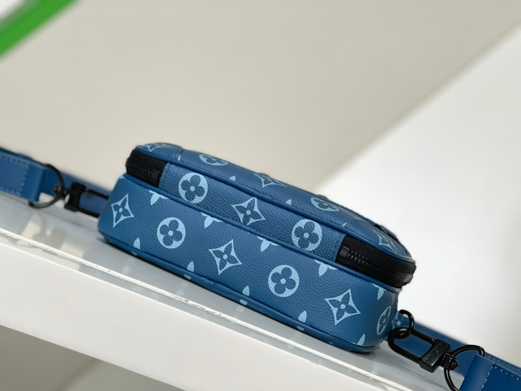 LV M82801 Alpha Messenger 9.4 x 6.3 x 3.1 inches