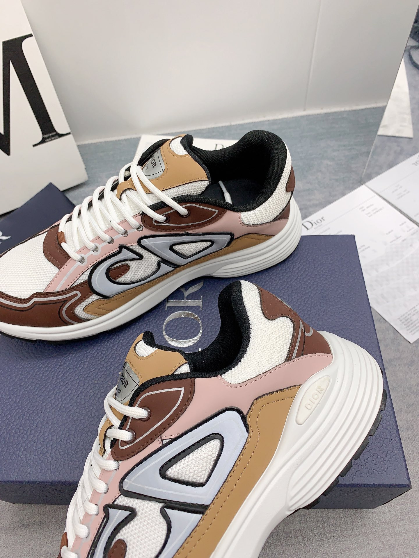 UA D10r B30 White Brown Beige