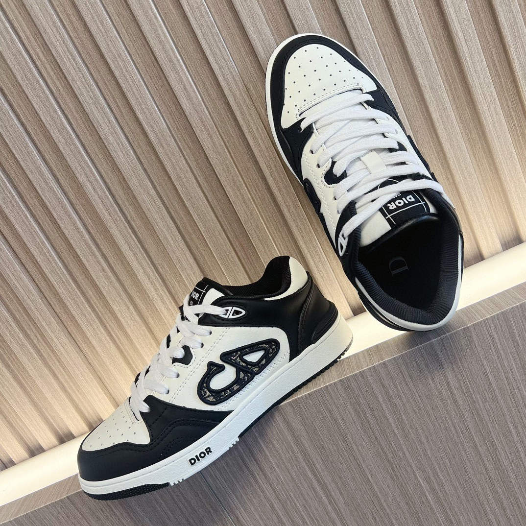 UA D10r B57 Low-Top Sneaker Black and White