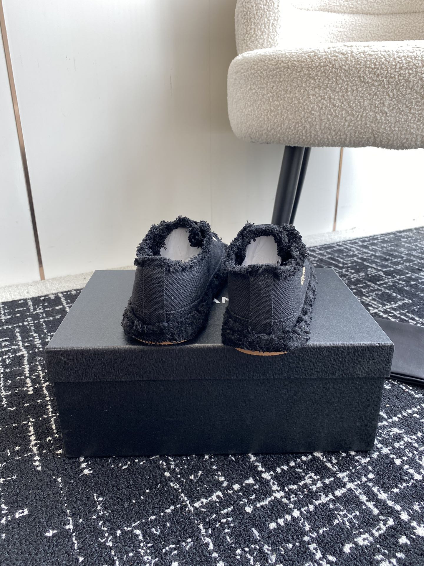 UA Ch**el SNEAKER